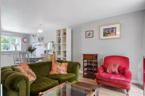 Modern Townhouse in Penryn with Private Parking